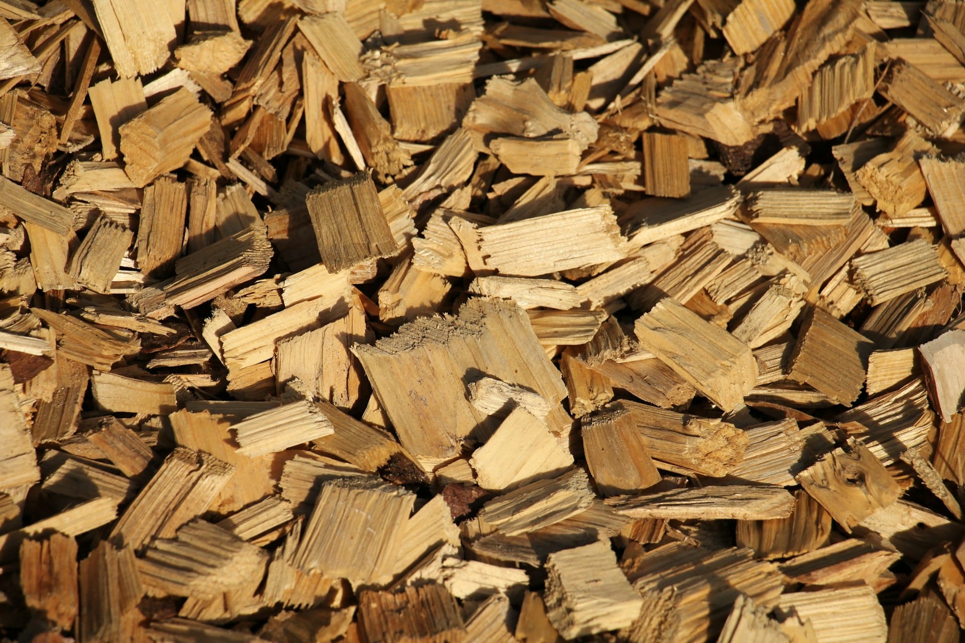 Copeaux de bois après broyage des branches à Castelginest
