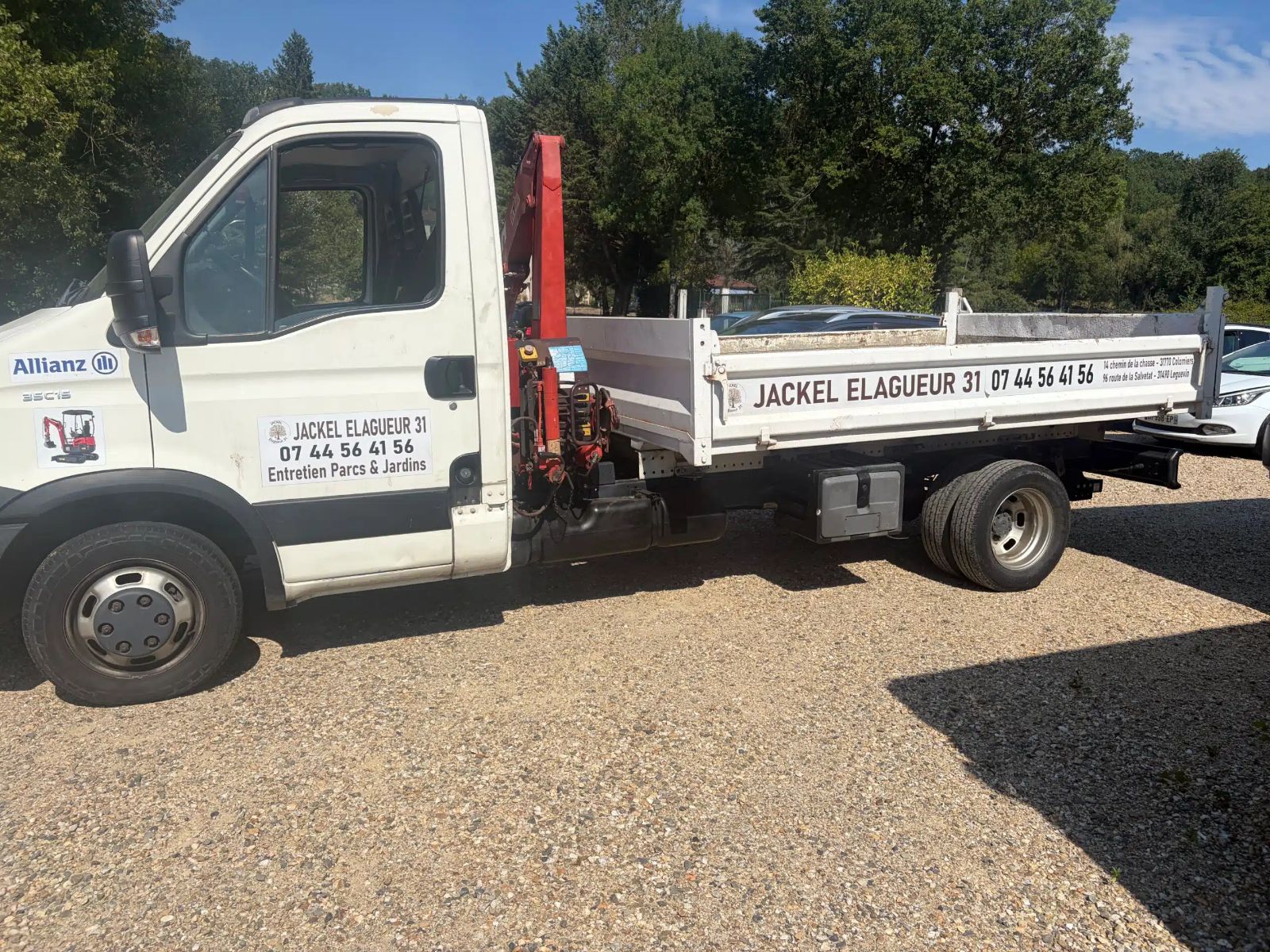 Camion-grue de Jackel Élagueur 31 prêt pour une intervention