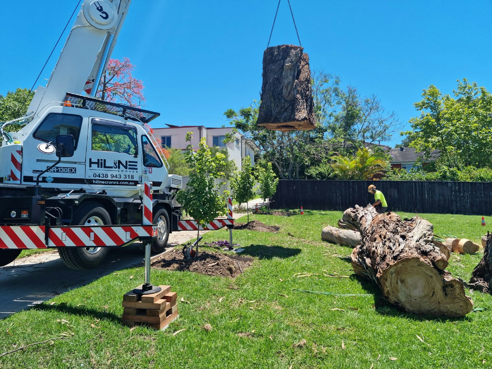 Grue soulevant un tronc lors d’un abattage à Rieumes